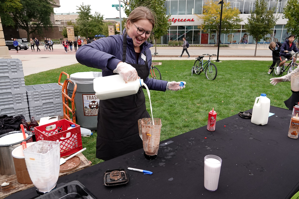 Office of Sustainability intern Ally Magnin prepares a milkshake for an activity at Sustain-a-Bash in 2018. 